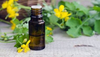 Selndine juice for the treatment of nail fungus