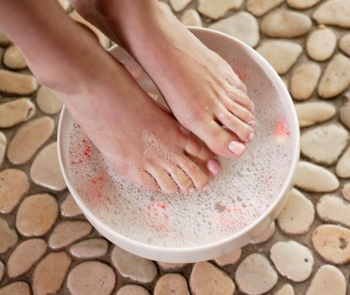 Bath with essential oils for nail fungus